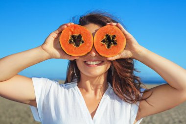 Yetişkin kadın tutmak ellerini olgun meyve - turuncu papaya