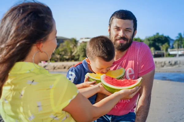 Szép boldog család vicces piknik a homokos tengerparttól. — Stock Fotó