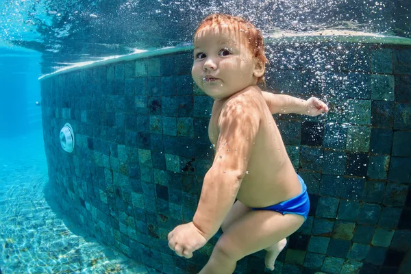 Malé dítě, plavání a potápění v bazénu s fun — Stock fotografie