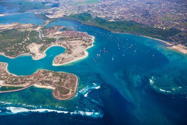 Havadan fotoğraf Bali Adası ve Pulau Serangan (Kaplumbağa Adası)