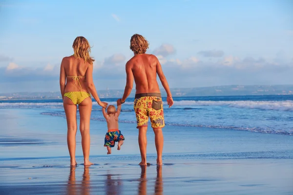 Glückliche Familie - Vater, Mutter, Baby Sohn am Strandurlaub am Meer — Stockfoto