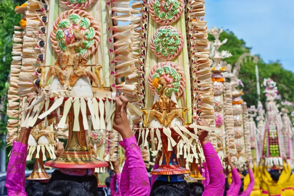 Mulheres balinesas em trajes tradicionais, com oferendas religiosas — Fotografia de Stock