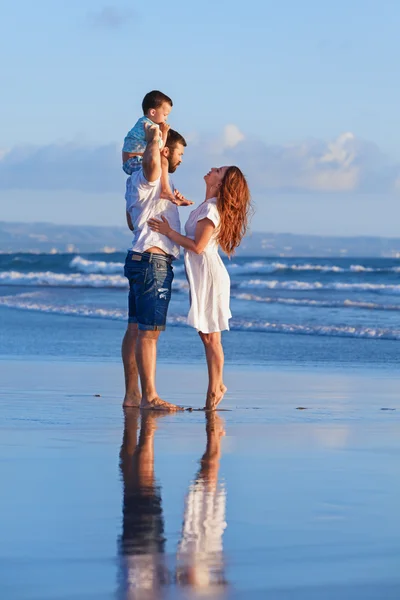 Familie fericită - tată, mamă, copil pe plaja de mare — Fotografie, imagine de stoc