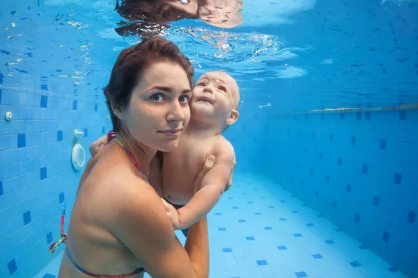 Mother, baby son swim and dive underwater in swimming pool — Stock Photo, Image