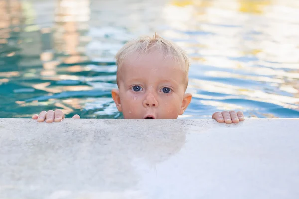 Portret van grappige kleine babyjongen in zwembad — Stockfoto