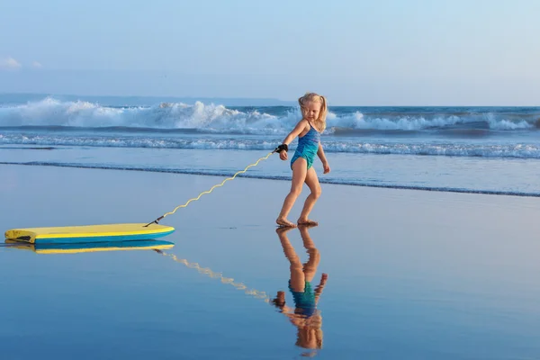 Joven surfista chica con bodyboard paseos a lo largo de playa mar surf — Foto de Stock