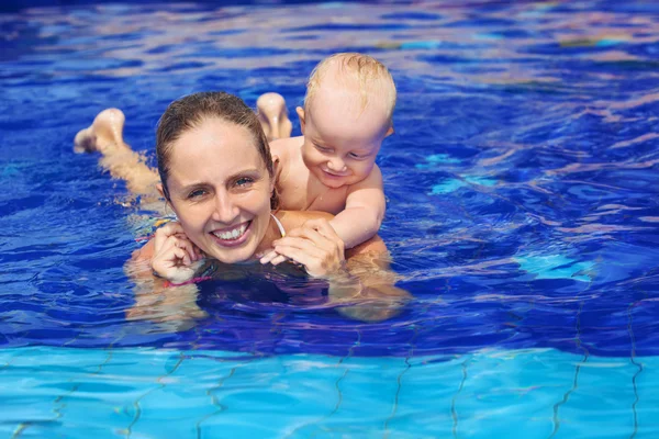 Mother, baby son swim and relax in beach club pool — Stock Photo, Image