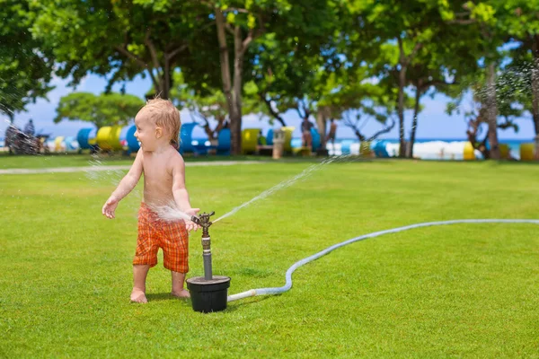 Kinderspel, zwemmen en onder water splash kwispel spray — Stockfoto