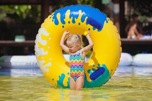 Παιδί ηλιοθεραπεία, κολύμπι με φουσκωτά παιχνίδια στην πισίνα — Φωτογραφία Αρχείου