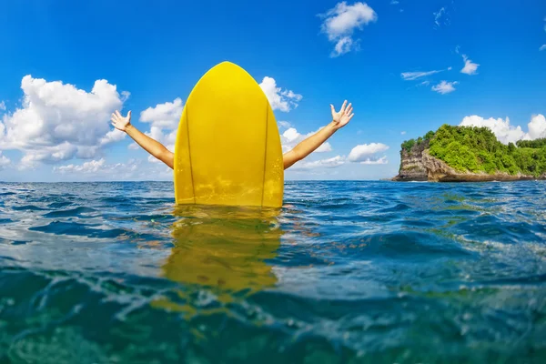 Fata surfer fericit sta pe placa de surf galben în ocean — Fotografie, imagine de stoc