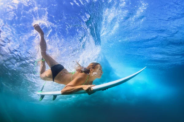 Όμορφη surfer κορίτσι κατάδυση κάτω από το νερό με surf σκάφους — Φωτογραφία Αρχείου