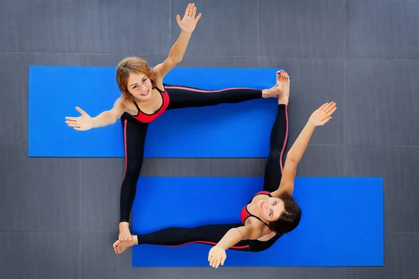 Vista superior de dos mujeres durante las clases de aptitud de pilates de estiramiento — Foto de Stock