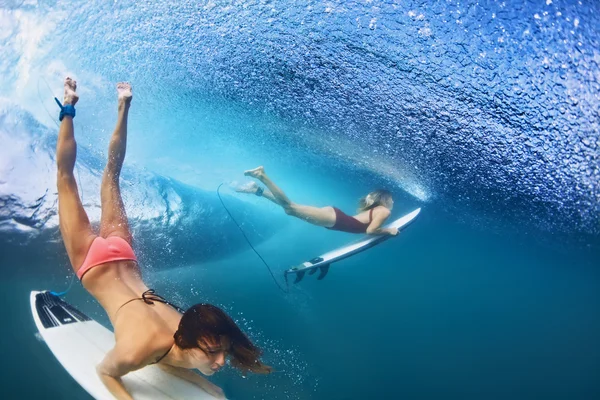 Όμορφη surfer κορίτσι κατάδυση κάτω από το νερό με surf σκάφους — Φωτογραφία Αρχείου