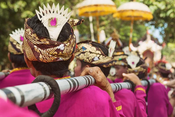 Fundo de Bali. Balinês pessoas em trajes tradicionais — Fotografia de Stock