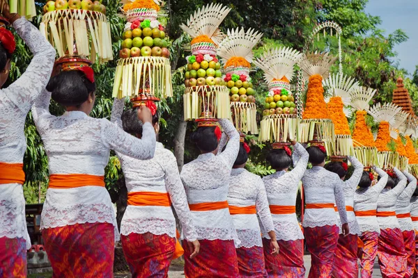 Mujeres balinesas en trajes tradicionales con ofrendas para la ceremonia — Foto de Stock