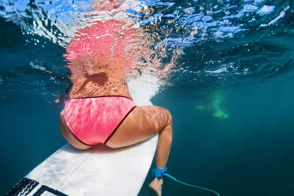 Fotografia subaquática de surfistas sentado em pranchas de surf — Fotografia de Stock