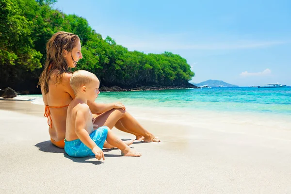 Pessoas Felizes Divertem Nas Férias Verão Praia Jovem Mãe Com — Fotografia de Stock