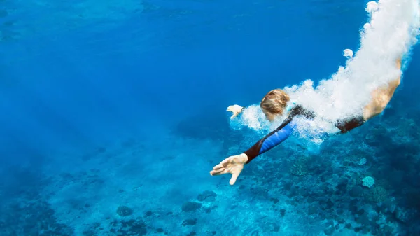 快乐的家庭 活跃的少女在热带珊瑚礁池中跳跃和潜水 水上运动 潜水探险 与孩子们一起参加夏季海滨度假游泳课程 — 图库照片