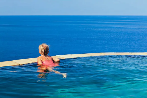 Bonne Fille Amusez Vous Pendant Les Vacances Été Plage Jeune — Photo