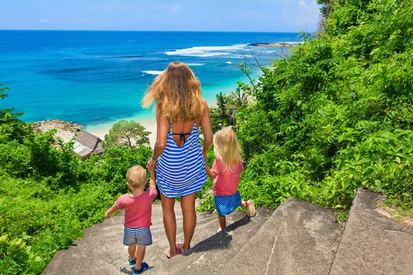 Călătorie Fericită Familie Mama Copilul Fiica Stau Treptele Stâncii Uită — Fotografie, imagine de stoc