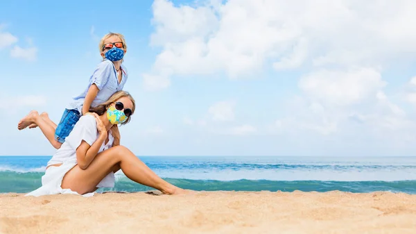 Moeder Kind Met Maskers Hebben Plezier Het Strand Nieuwe Regels — Stockfoto