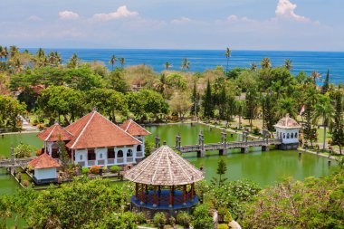 Bali Adası 'ndaki Karangasem' de Alampura yakınlarındaki Taman Ujung su sarayının hava görüntüsü. Su havuzları ve tropik peyzaj parkı olan Balili kraliyet ailesinin antik sarayı. Endonezya sanat ve kültürü.