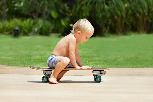 Montar Monopatín Divertido Niño Pequeño Con Patín Surf Diviértete Parque —  Fotos de Stock