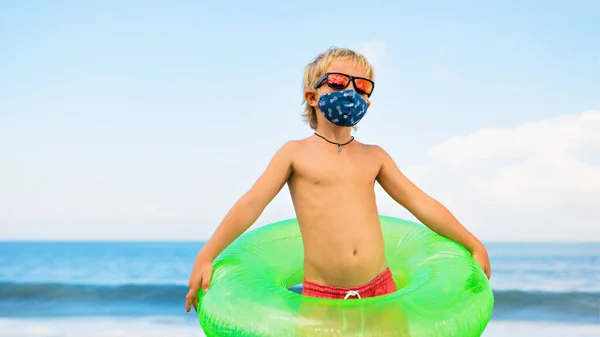 Grappig Kind Zonnebril Opblaasbare Ring Tropisch Zeestrand Nieuwe Regels Voor — Stockfoto