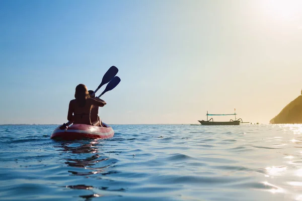 Tinerele Distrează Plimbare Barca Fetele Vâslesc Caiac Lângă Laguna Maritimă — Fotografie, imagine de stoc