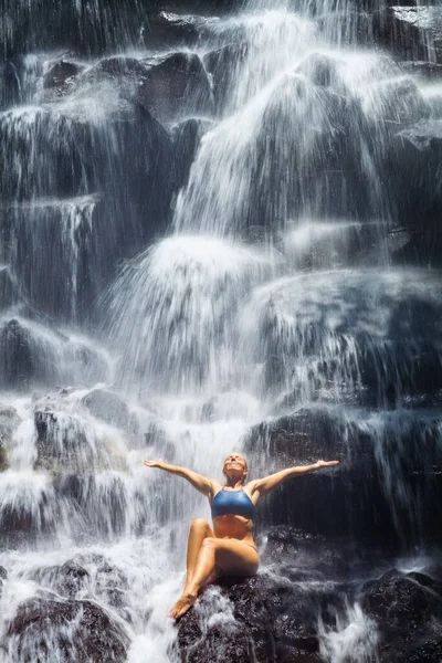 Viaje Selva Bali Mulher Bonita Sentada Rocha Sob Queda Água — Fotografia de Stock