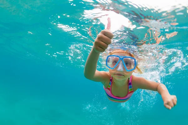幸せな赤ちゃんの女の子のジャンプの写真は 熱帯ラグーンプールで楽しく水中でダイビングします 旅行ライフスタイル ウォータースポーツ シュノーケリングの冒険 子供たちと夏の海のビーチ休暇での家族の水泳レッスン — ストック写真