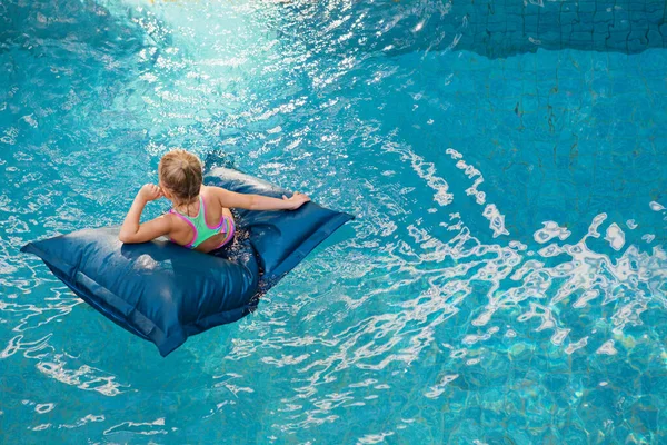 Vista Superior Jovem Menina Saco Feijão Flutuante Relaxante Piscina Azul — Fotografia de Stock