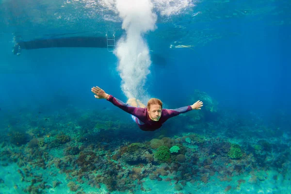 Aktywny Nastolatek Skacze Nurkuje Pod Wodą Tropikalnym Basenie Rafy Koralowej — Zdjęcie stockowe