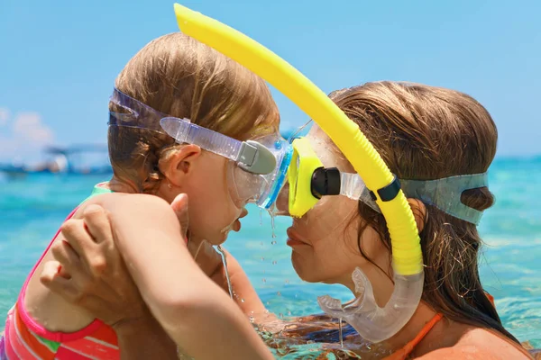 Happy Family Moeder Baby Meisje Snorkelen Maskers Zee Strand Van — Stockfoto