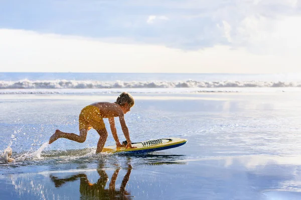 Happy Boy Jonge Surfer Met Bodyboard Veel Plezier Het Strand — Stockfoto