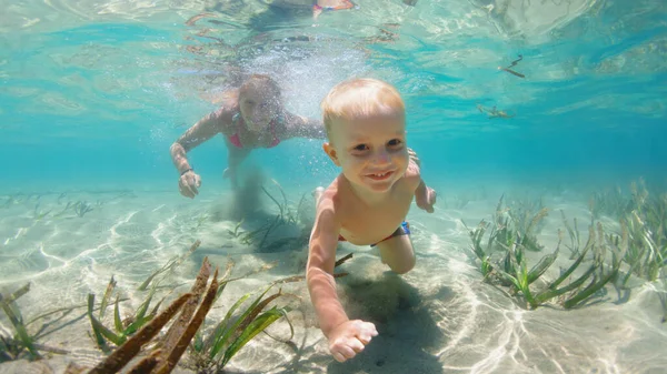 Jonge Moeder Met Kind Duiken Zee Lagune Verkennen Onderwaterwereld Familie — Stockfoto