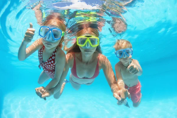 Gelukkige Mensen Duiken Onder Water Met Plezier Grappige Foto Van — Stockfoto