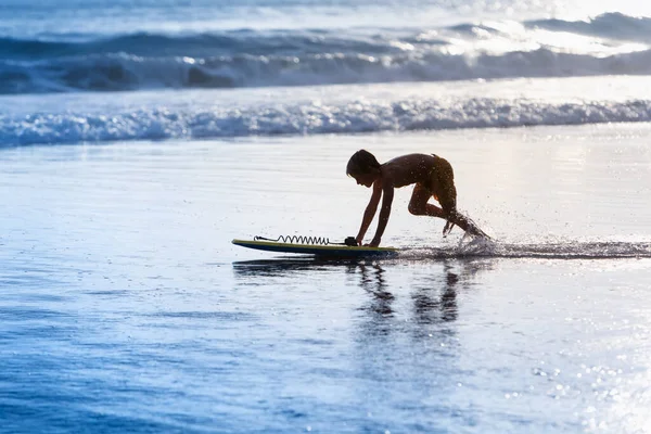 Niño Feliz Surfista Joven Con Bodyboard Divertirse Playa Cargo Piscina — Foto de Stock