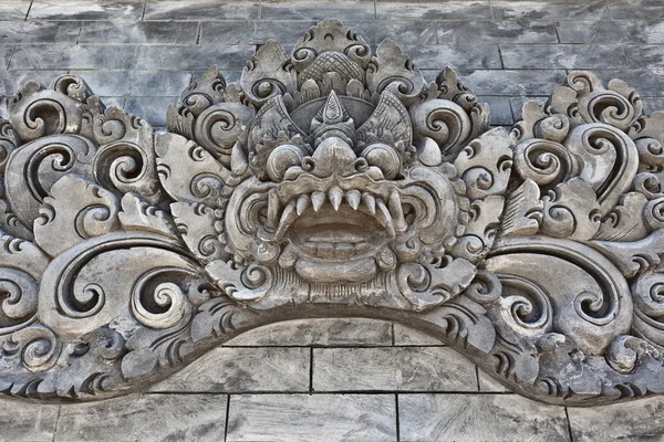 Mur de temple balinais traditionnel garde tête de démon — Photo