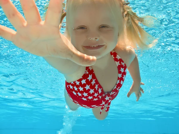 Kind schwimmt unter Wasser im Pool — Stockfoto