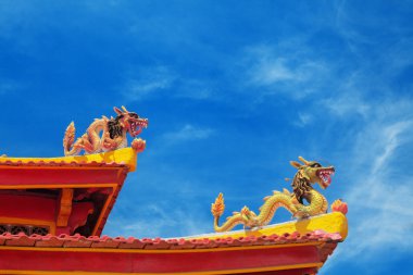 Bir Budist tapınağı çatıda iki ejderha