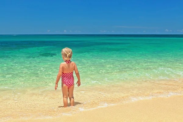 Meisje permanent op het zand beacn — Stockfoto