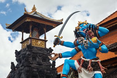 Geleneksel Balinese iblis ogoh-ogoh Nyepi geçit töreni için