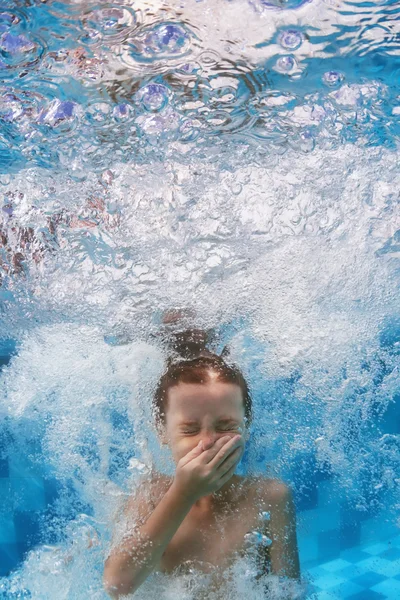 Kind schwimmen springt unter Wasser im blauen Pool mit Spritzer — Stockfoto