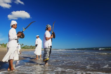 Bali dili ritüel kılıç deniz kıyısında erkeklerle