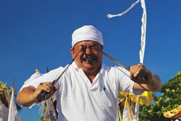 Porträtt av balinesiska man i trance med traditionella dolkar — Stockfoto