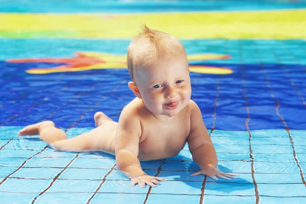 Face portrait of little child swimming with fun in pool — Stock Photo, Image