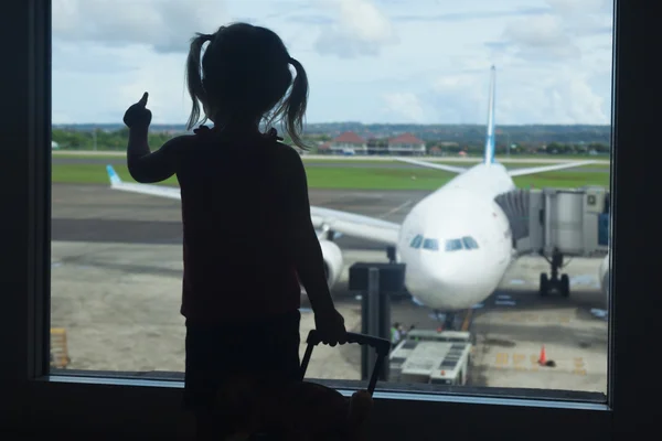 Niño pequeño esperando embarque al vuelo en la terminal del aeropuerto —  Fotos de Stock