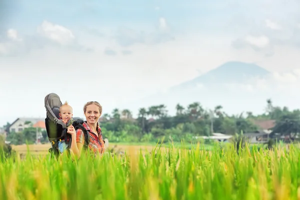Matka s dítětem při batoh na rýžové terasy — Stock fotografie