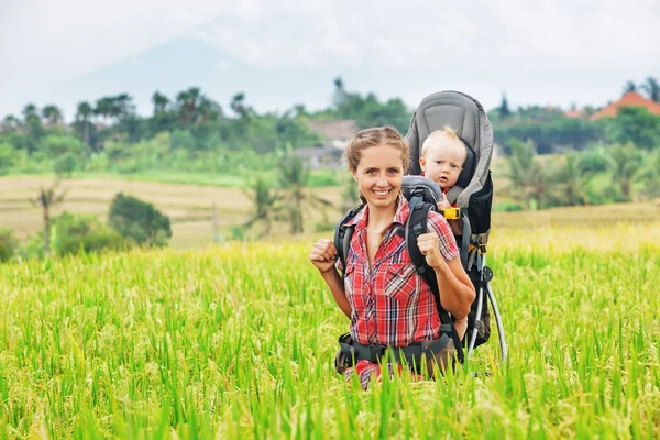 Matka s dítětem při batoh na rýžové terasy — Stock fotografie